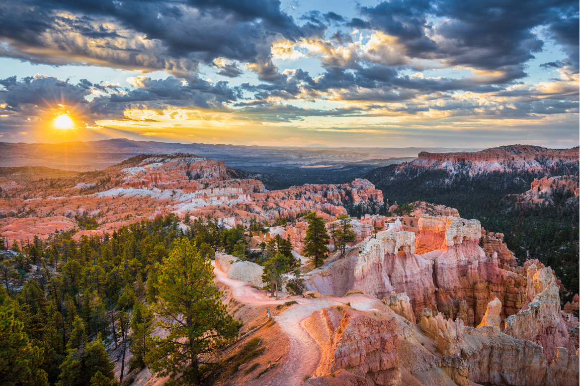 Bryce Canyon National Park hoodoos at sunrise